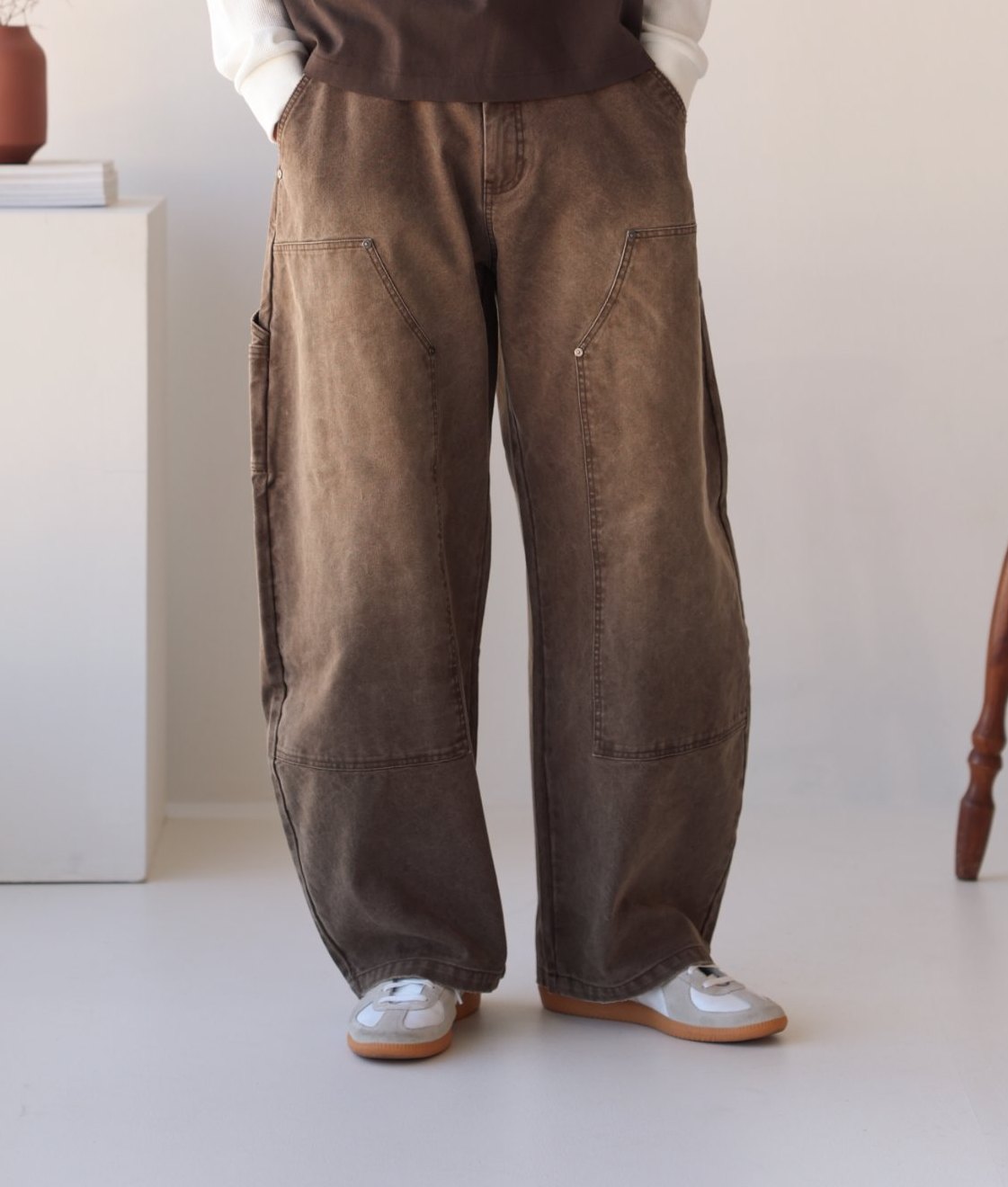 Brown sandblasted canvas Balloon Double Knee Pant with white sneakers